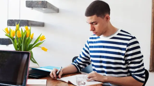 لماذا نماطل حتى في أداء أبسط المهام؟