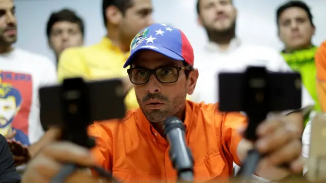 Лидер оппозиции Энрике Каприлес Радонски на пресс-конференции в Каракасе 28 июля