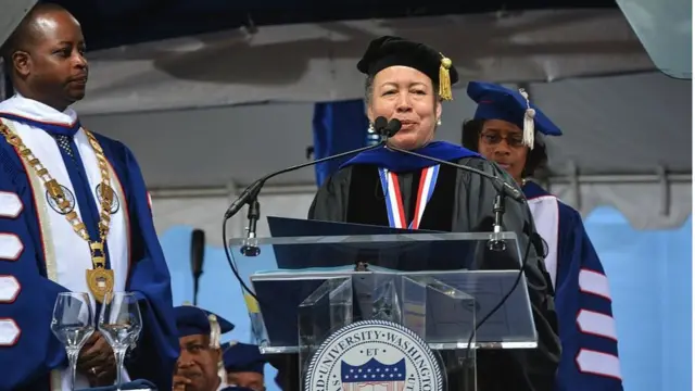 Doktorka Beverli Tatum drži govor na Univerzitetu Hauard u Vašingtonu, maj 2015.