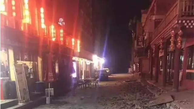 这是九寨沟景区游客中心附近受损的街区