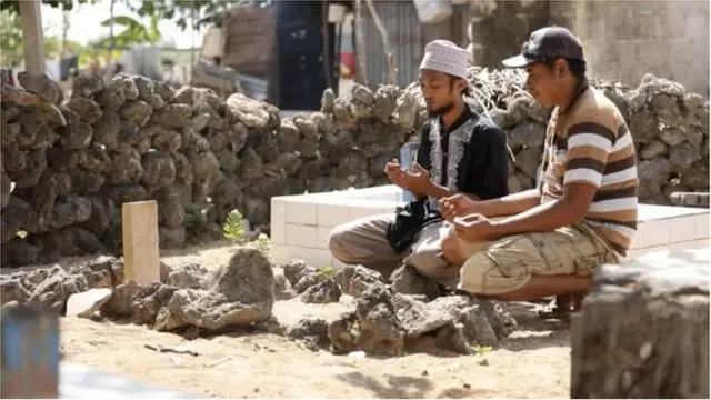 ক্ষতিপূরণের টাকা পেলে সবার আগে ভাইয়ের কবর সংস্কার করবে মৃত প্রায়োগের পরিবার।