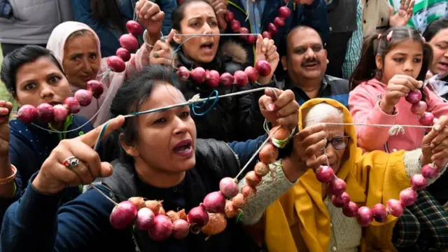 ভারতে পেঁয়াজের দাম বৃদ্ধিতে দিল্লিতে আম আদমি পার্টির বিক্ষোভ, ০৯-১২-২০১৯।