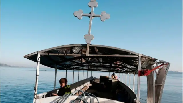 ወደ ጣና ገዳማት ጉዞ የሚያደርግ ጀልባ