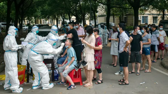 Fila para teste contra a covid na China