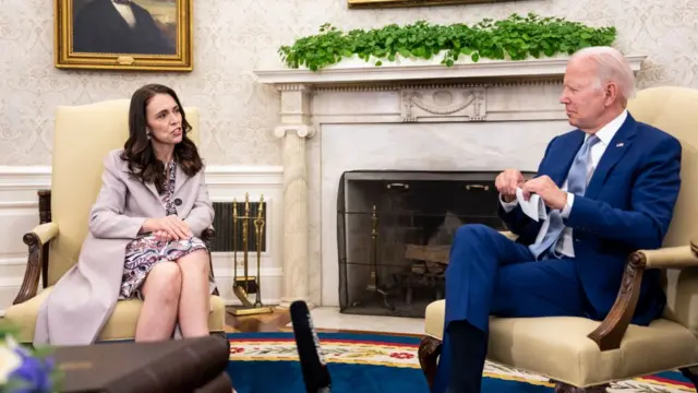 La primera ministra de Nueva Zelanda, Jacinda Ardern, y el presidente de Estados Unidos, Joe Biden, en el despacho Oval.