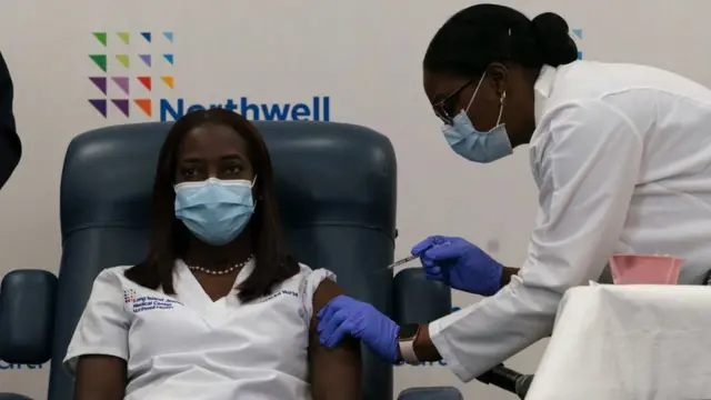 İlk növbədə səhiyyə işçiləri vaksinasiyadan keçirilir