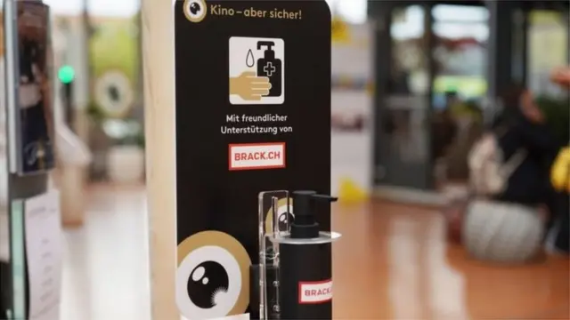 Цюрихтеги кинофестивалда кол жууй турган стенддер