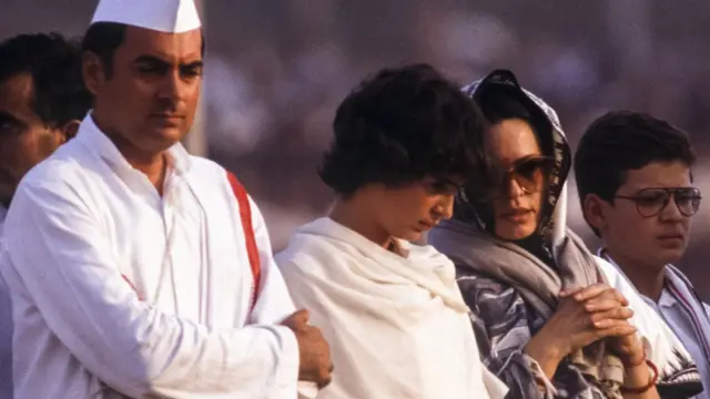 ইন্দিরা গান্ধীর শেষকৃত্যে রাহুল গান্ধী (একেবারে ডানদিকে)। তখন তার বয়স চোদ্দ