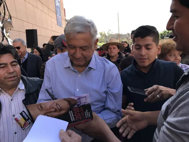 AMLO firma libros