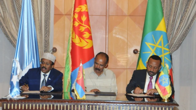 Seddexda hogaamiye oo heshiiska saxiixaya