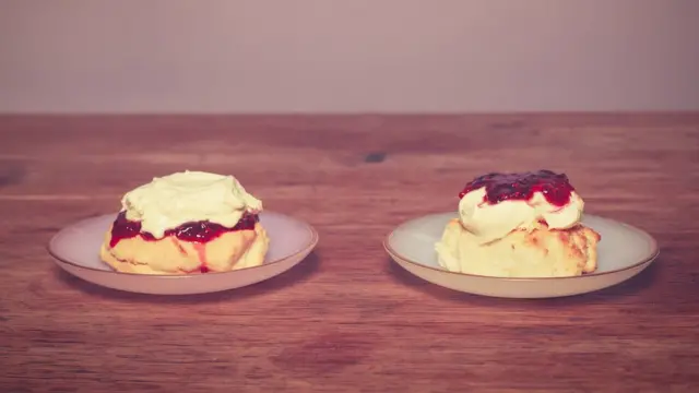 Плюшки со сливками и клубничным джемом