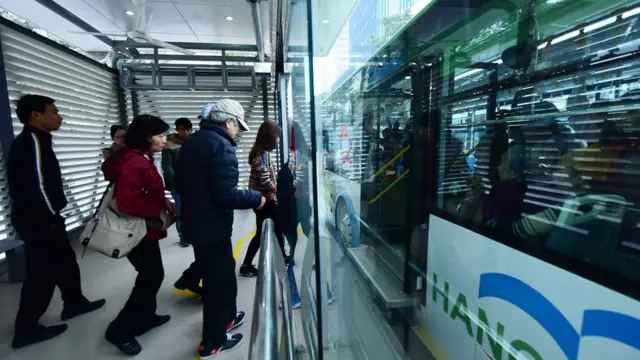 BRT được cho là hiện đại, với hệ thống nhà chờ thuận tiện.