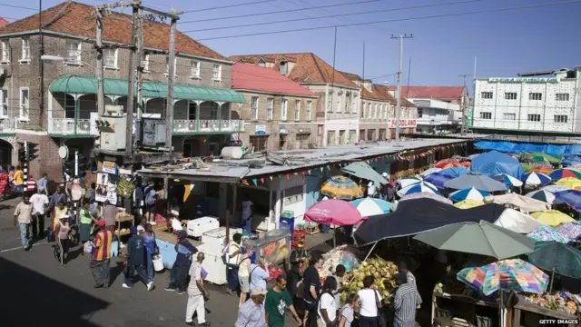 Mercado de rua em Saint George's, capital de Granada