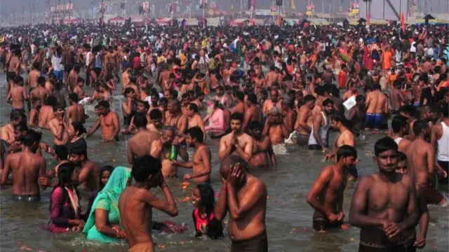 કોરોનાના કેસોમાં ઘટાડો થતાં કુંભ મેળામાં હિંદુ શ્રદ્ધાળુઓ ઊમટી પડ્યા છે.