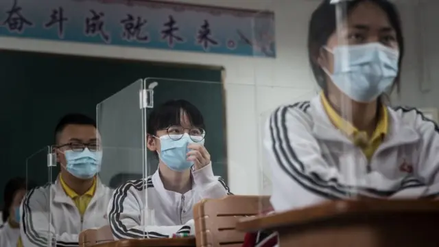 5月6日,武汉市某中学,高年级学生返校上课。