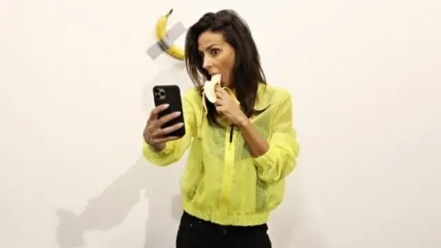 কলা খাওয়ার সেলফি তুলছেন এক নারী