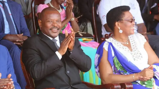 Umukuru w'igihugu n'umutambukanyi wiwe bari bifatanije n'abakozi mu ntara ya Rutana