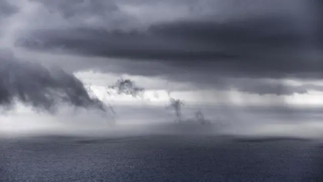 Для моряка дождь может быть неприятен, но для того, кто пытается выжить в открытом море он - спасение