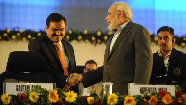 વડા પ્રધાન નરેન્દ્ર મોદી સાથે ગૌતમ અદાણીના નજીકના સંબંધો ઈ.સ. 2002થી જ દેખાવા લાગ્યા હતા, જ્યારે તેઓ ગુજરાતના મુખ્ય મંત્રી હતા
