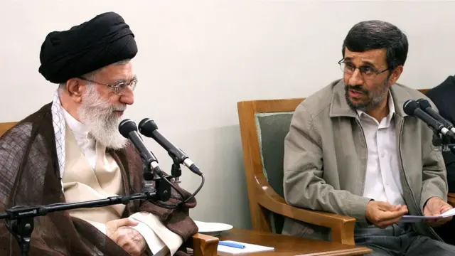 در دوران ریاست آقای احمدینژاد، آیتالله خامنهای بارها در مقابل منتقدانش ایستاد و از او حمایت کرد