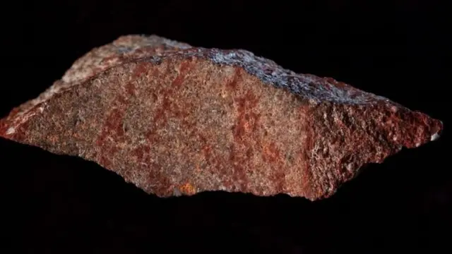 距今75000年前，人类在南非洞穴留下的最早绘画作品。