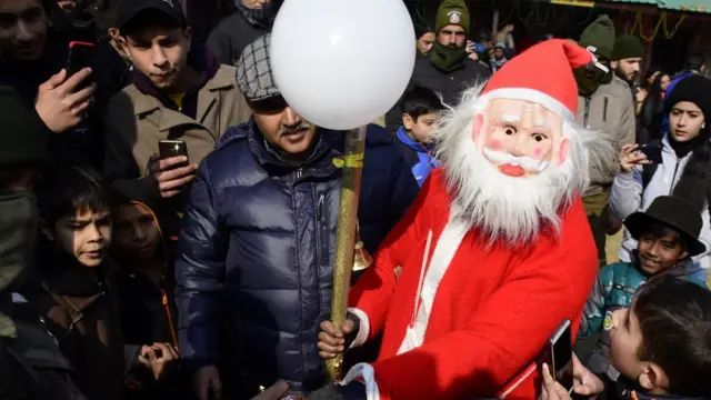உலகெங்கும் நடந்த கிறிஸ்துமஸ் கொண்டாட்ட புகைப்படத் தொகுப்பு