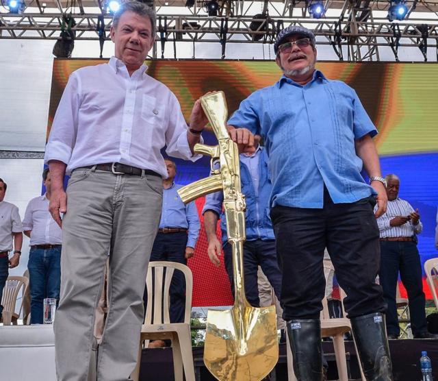 El presidente Juan Manuel Santos (izquierda) junto a Rodrigo Londoño Echeverri, Timochenko, jefe de las FARC.