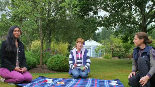 Dina Watt dan Carol Baxter (tengah).