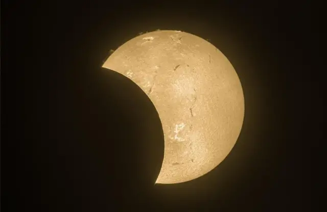 Ifoto iboneka neza mu buryo budasanzwe y'Izuba ryakingirijwe igice n'Ukwezi yo mu cyaro cya Monks Risborough