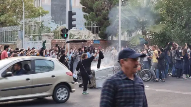 مردم در اعتراض به مرگ مهسا امینی، در تاریخ ۱۹ سپتامبر ۲۰۲۲، در خیابانهای تهران تجمع کردند.