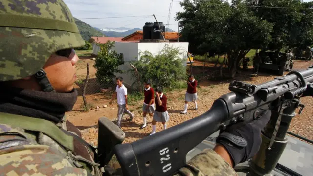 Militar cerca de una escuela.