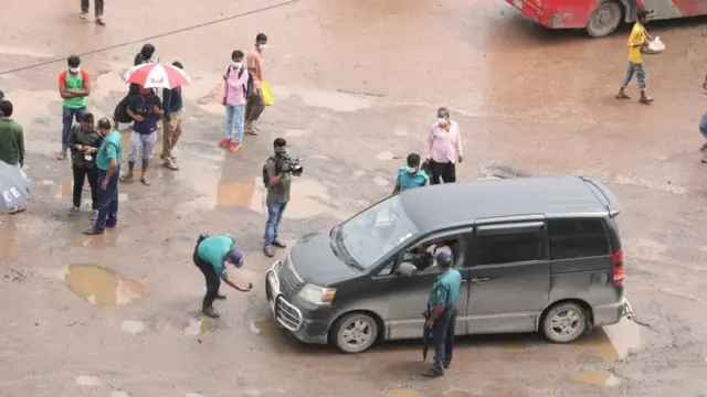 যাতায়াত সীমিত রাখতে ঢাকায় পুলিশি ব্যবস্থা।