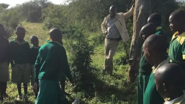 কেনিয়ায় শিক্ষার্থীদের জীববৈচিত্র সম্পর্কে শেখানো হচ্ছে