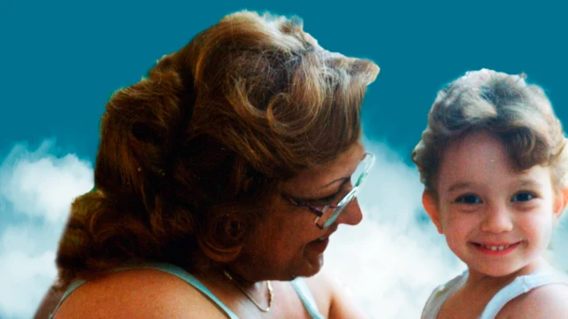 رشا في الثلاثين من عمرها اليوم وتعمل في مجال العمل الإنساني في دمشق.. صورة قديمة لها مع خالتها