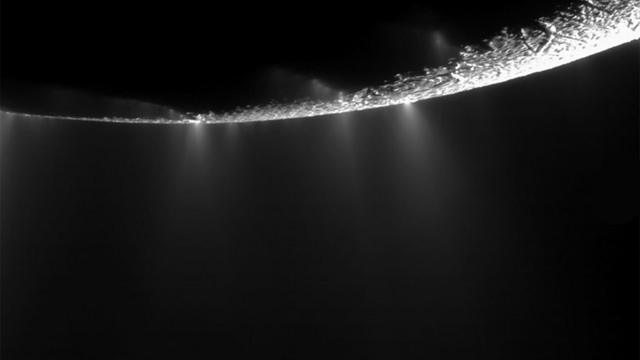 Chorros de agua en la superficie de la luna Encélado de Saturno
