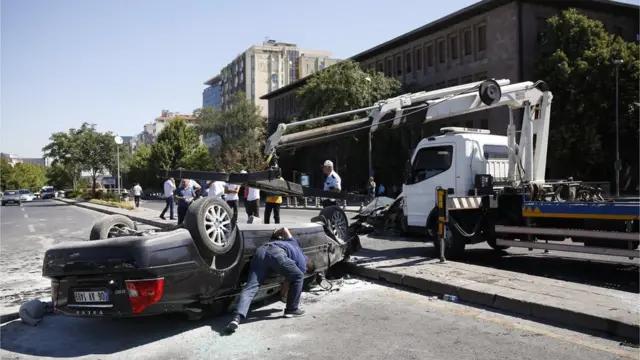 Эвакуатор увозит перевернутую машину