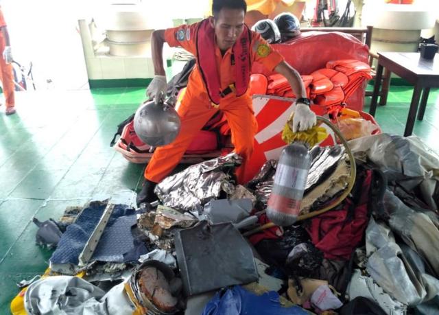 A handout photo made available by the Indonesian Search and Rescue (Basarnas) shows an Indonesian rescuer evacuating parts from a crashed Lion Air passenger plane in waters off Tanjung Karawang, West Java, Indonesia, 29 October 2018