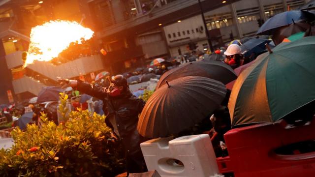香港新界荃湾示威者向防暴警察投掷汽油弹（24/8/2019）
