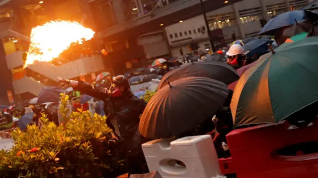 香港新界荃湾示威者向防暴警察投掷汽油弹(24/8/2019)