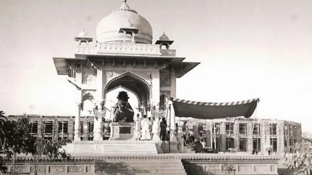 ملکہ وکٹوریہ یادگار، چیئرنگ کراس