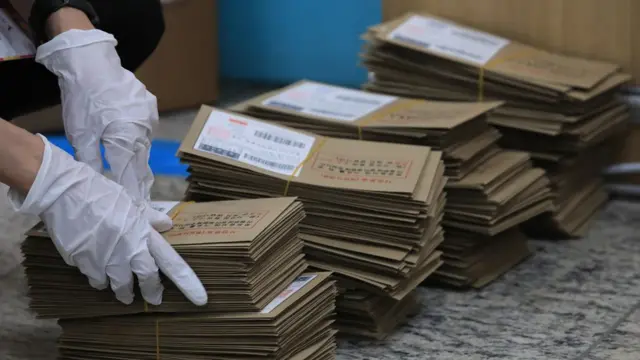 지난 28일 서울 이태원 제1동 사전투표소에서 제8회 전국동시지방선거 사전 투표가 끝난 뒤 분류되고 있는 투표 봉투