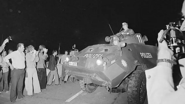 وصلت المدرعات متأخرة إلى المطار