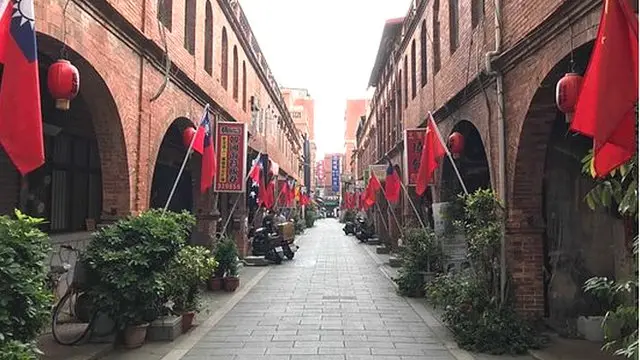 金門當地的"模範街"，如今已掛上青天白日與五星旗，成為兩岸和平的最大象徵。