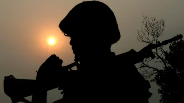नियंत्रण रेखा पर तैनात भारतीय जवान