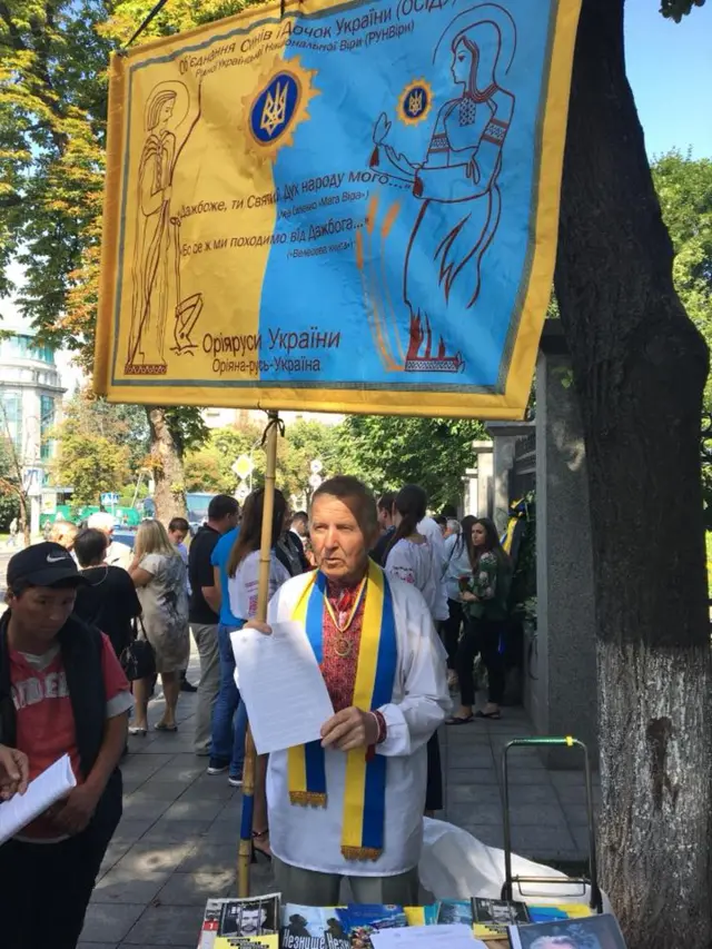 На прощанні з Левком Лук'яненком стоїть столик РУНВіри (Рі́дна Українська Національна Віра). Роздають книги Лук'яненка "за пожертви, скільки не жалко на відродження рідної української віри"