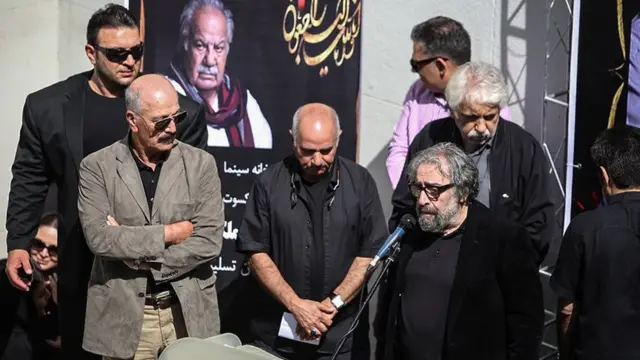 مسعود کیمیایی، پرویز پرستویی و سعید راد در مراسم تشییع ناصر ملک‌مطیعی در تهران