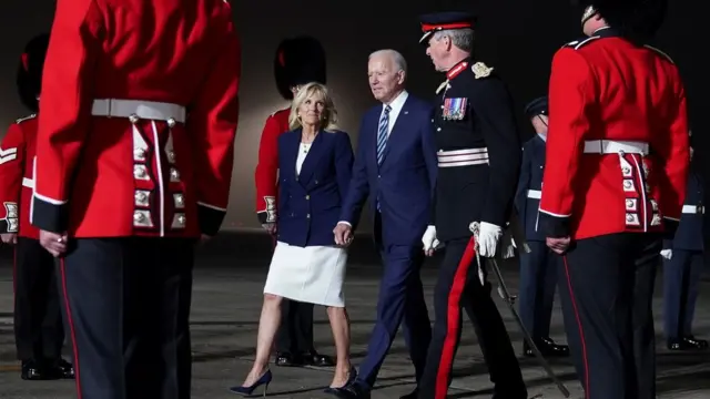 В Корнуолле Байдена встречали традиционным почетным караулом