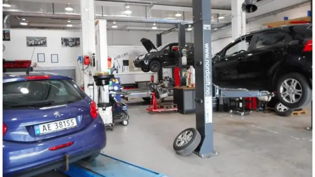 እሱራት ኣብ ውሽጢ ጋራዥ እናሰርሑ