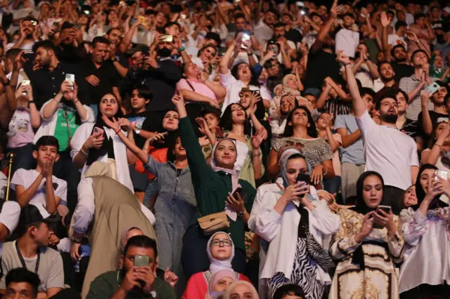 يتفاعل الجمهور مع أداء الفنان المصري تامر حسني في مهرجان جرش للثقافة والفنون في 5 أغسطس 2022، في مدينة جرش اليونانية الرومانية القديمة، شمال العاصمة الأردنية عمّان.