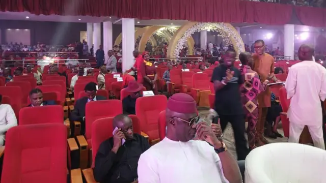 Ndị ama ama gbakọtara n'ama ezumezu International Center iji kwanyere Uma Ukpai ukwu ikpeazu.